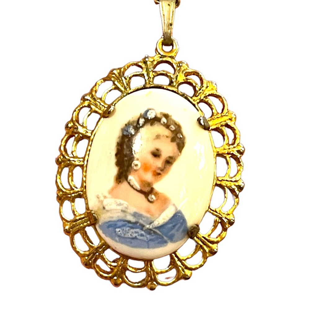 Vintage Limoges France pendant Necklace 1.5” Ceramic cameo